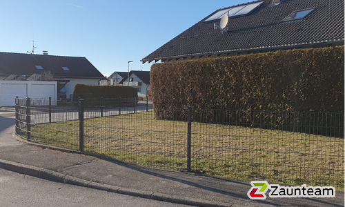 Doppelstabmatten leicht feuerverzinkt und anthrazit beschichtet mit Pfosten 60 x 40 mit Abdeckleisten einbetoniert wurde in Nellingen  von Zaunteam Ulm, Lonsee im Jahr 2026 erstellt.