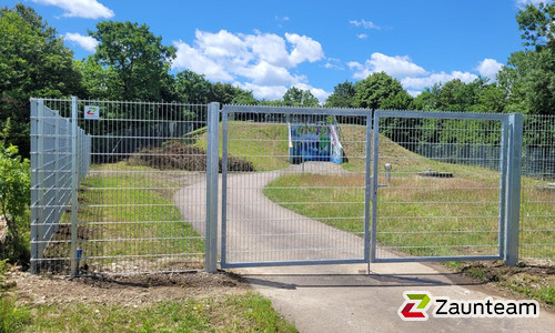 Doppelstabmattentor 2-flüglig wurde in Putzbrunn von Zaunteam München-Ost, Forstinning im Jahr 2026 erstellt.