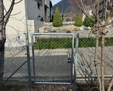 Rohrrahmentor Diagonalgeflecht wurde in Ried-Brig von Zaunteam Wallis, Niedergesteln im Jahr 2026 erstellt.