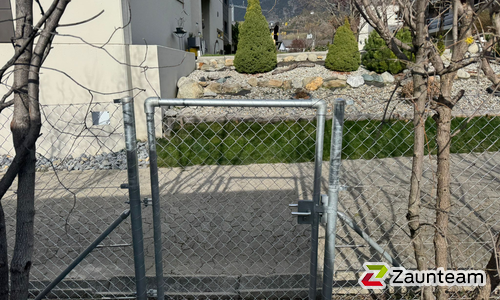 Rohrrahmentor Diagonalgeflecht wurde in Ried-Brig von Zaunteam Wallis, Niedergesteln im Jahr 2026 erstellt.