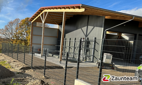 Doppelstabmatten schwer feuerverzinkt und anthrazit beschichtet mit Pfosten 60 x 40 mit Abdeckleisten einbetoniert wurde in Sontheim von Zaunteam Oberschwaben, Obermarchtal im Jahr 2022 erstellt.
