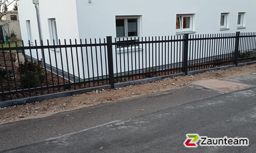 Staketen Aluzaun einbetoniert wurde in Kemberg von Zaunteam Fläming, Coswig im Jahr 2025 erstellt.