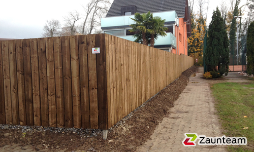 Holz Sichtschutz wurde in Erlach von Zaunteam Spahni AG, Laupen BE im Jahr 2014 erstellt.