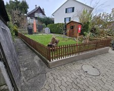 Palisaden mit T-Stahlpfosten verzinkt in Aussparung wurde in Mannenbach von Zaunteam Thurgau, Felben im Jahr 2025 erstellt.