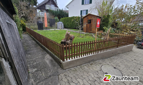 Palisaden mit T-Stahlpfosten verzinkt in Aussparung wurde in Mannenbach von Zaunteam Thurgau, Felben im Jahr 2025 erstellt.