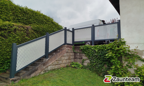 Décor Perfor Aluzaun  mit Fussplatte wurde in Leoben von Zaunteam Obersteiermark-Ost, Kapfenberg im Jahr 2025 erstellt.