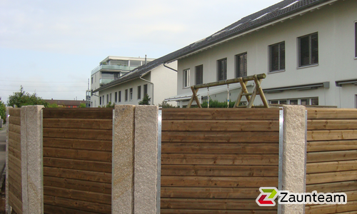 Sichtschutz aus Bohlen mit U-Stahl Profil Pfosten wurde in Möhlin von Zaunteam Nordwest GmbH, Niederdorf im Jahr 2016 erstellt.