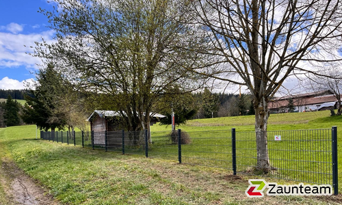 Doppelstabmatten schwer feuerverzinkt und anthrazit beschichtet mit Pfosten 60 x 40 mit Abdeckleisten einbetoniert wurde in Weiler-Simmerberg von Zaunteam Allgäu, Bad Hindelang - Unterjoch im Jahr 2024 erstellt.
