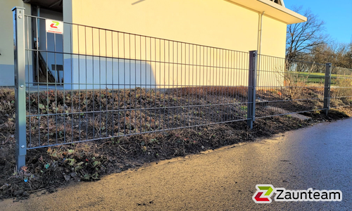 Doppelstabmatten leicht feuerverzinkt und anthrazit beschichtet mit Pfosten 60 x 40 mit Abdeckleisten einbetoniert wurde in Märstetten von Zaunteam Thurgau AG, Felben im Jahr 2021 erstellt.
