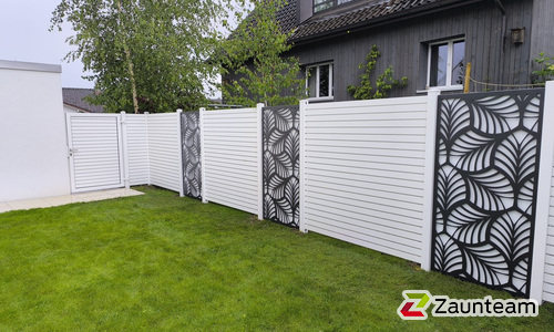 Alu Varioprofil Rhombus 80, Aluminiumpfosten vierkant 85 x 85 mm einbetoniert wurde in Seuzach von Zaunteam Neftenbach, Neftenbach im Jahr 2026 erstellt.