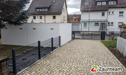 Doppelstabmatten schwer vorverzinkt und anthrazit beschichtet mit Pfosten 40x60 mit Abdeckleistenmit Fussplatte wurde in Göppingen von Zaunteam Fenzhöfe Oberwälden, Oberwälden im Jahr 2023 erstellt.