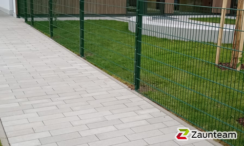 Doppelstabmatten schwer vorverzinkt und grün beschichtet mit Pfosten 60 x 40 mit Abdeckleisten einbetoniert wurde in Leutkich von Zaunteam Oberschwaben, Obermarchtal im Jahr 2025 erstellt.
