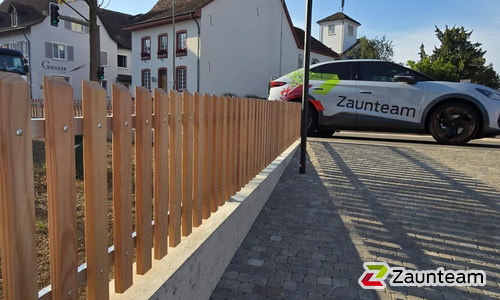 Lärchenzaun Holz vor die Pfosten mit T-Stahlpfosten verzinkt mit Fussplatte wurde in Augst von Zaunteam Nordwest, Niederdorf im Jahr 2025 erstellt.
