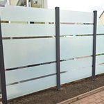 Glas Sichtschutz mit vierkant Aluminium-Nutpfosten einbetoniert wurde in Leipzig von Zaunteam Leipzig, Leipzig im Jahr 2025 erstellt.