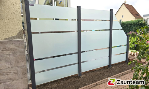 Glas Sichtschutz mit vierkant Aluminium-Nutpfosten einbetoniert wurde in Leipzig von Zaunteam Leipzig, Leipzig im Jahr 2025 erstellt.