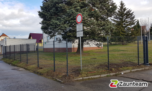Doppelstabmatten schwer vorverzinkt und anthrazit beschichtet mit Pfosten Vario einbetoniert wurde in Leipzig von Zaunteam Leipzig, Leipzig im Jahr 2025 erstellt.