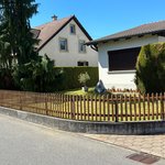 Palisaden mit T-Stahlpfosten verzinkt mit Fussplatte wurde in Hunzenschwil von Zaunteam Aargau, Egliswil im Jahr 2026 erstellt.