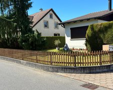 Palisaden mit T-Stahlpfosten verzinkt mit Fussplatte wurde in Hunzenschwil von Zaunteam Aargau, Egliswil im Jahr 2026 erstellt.