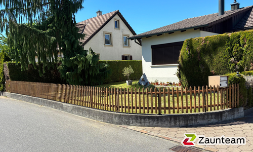 Palisaden mit T-Stahlpfosten verzinkt mit Fussplatte wurde in Hunzenschwil von Zaunteam Aargau, Egliswil im Jahr 2026 erstellt.