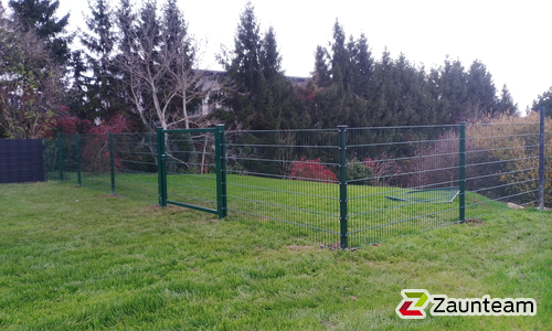 Doppelstabmatten leicht vorverzinkt und grün beschichtet mit Pfosten Vario einbetoniert wurde in Großpetersdorf von Zaunteam Oststeiermark, Grafendorf bei Hartberg im Jahr 2025 erstellt.