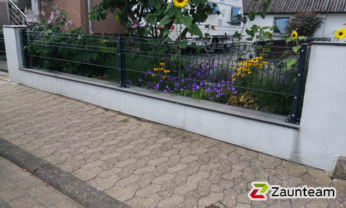 Decorzaun Verona mit Decorzaun Pfosten einbetoniert wurde in Emmerthal von Zaunteam Weser-Leine, Salzhemmendorf im Jahr 2020 erstellt.