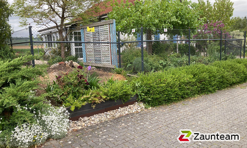 Diagonalgeflecht anthrazit mit Rohrpfosten anthrazit einbetoniert wurde in Neunkirch von Zaunteam Neftenbach, Neftenbach im Jahr 2025 erstellt.