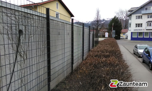 Doppelstabmatten schwer verzinkt mit Pfosten 40x60 verzinkt mit Abdeckleisten einbetoniert wurde in Sonthofen von Zaunteam Allgäu, Bad Hindelang - Unterjoch im Jahr 2018 erstellt.