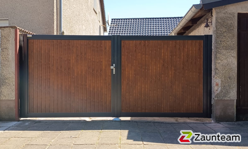 Aluminium Sichtschutztor 2-flüglig wurde in Niedergörsdorf von Zaunteam Fläming, Coswig im Jahr 2025 erstellt.