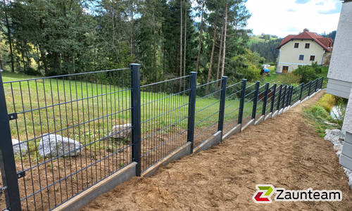 Doppelstabmatten leicht vorverzinkt und anthrazit beschichtet mit Pfosten 60 x 40 mit Abdeckleisten einbetoniert wurde in Mönchdorf von Zaunteam Unteres-Mühlviertel, Bad Zell im Jahr 2021 erstellt.