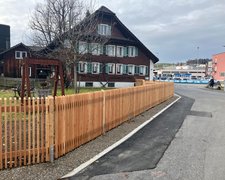 Lärchenzaun gerade mit Lärchenvierkantpfosten 90x90 wurde in Kriens von Zaunteam Willimann, Eich im Jahr 2026 erstellt.