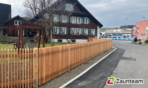 Lärchenzaun gerade mit Lärchenvierkantpfosten 90x90 wurde in Kriens von Zaunteam Willimann, Eich im Jahr 2026 erstellt.
