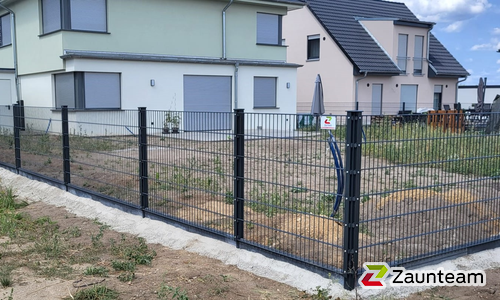 Doppelstabmatten leicht vorverzinkt und anthrazit beschichtet mit Pfosten 60 x 40 mit Abdeckleisten einbetoniert wurde in Dessau-Rosslau von Zaunteam Fläming, Coswig im Jahr 2023 erstellt.