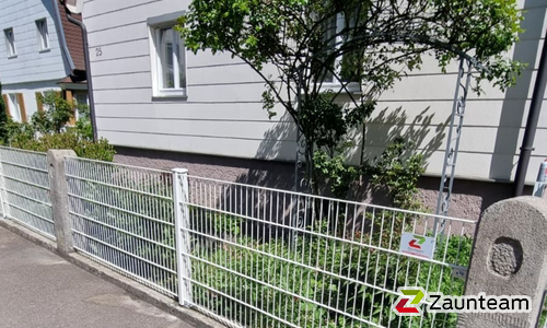 Doppelstabmatten schwer weiss mit Pfosten 40x60 weiss mit Abdeckleisten wurde in Schorndorf von Zaunteam Fenzhöfe Oberwälden, Oberwälden im Jahr 2026 erstellt.