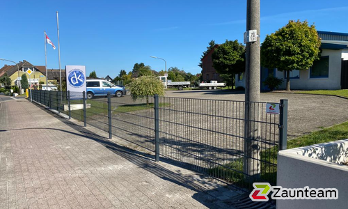 Doppelstabmatten schwer feuerverzinkt und anthrazit beschichtet mit Pfosten Vario einbetoniert wurde in Wittingen von Zaunteam Südheide-Altmark, Hankensbüttel im Jahr 2023 erstellt.