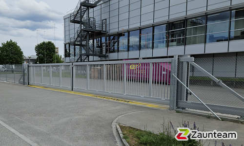 Industrieschiebetor wurde in Lenzburg von Zaunteam Aargau, Egliswil im Jahr 2026 erstellt.