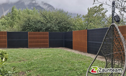 Schallschutzzaun Noistop Essential wurde in Evionnaz von Zaunteam Wallis, Niedergesteln im Jahr 2026 erstellt.