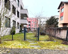 Doppelstabmatten leicht feuerverzinkt und anthrazit beschichtet mit Pfosten 60 x 40 mit Abdeckleisten einbetoniert wurde in Zürich von Zaunteam Zürich, Dietikon im Jahr 2025 erstellt.