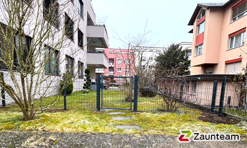 Doppelstabmatten leicht feuerverzinkt und anthrazit beschichtet mit Pfosten 60 x 40 mit Abdeckleisten einbetoniert wurde in Zürich von Zaunteam Zürich, Dietikon im Jahr 2025 erstellt.