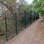 Doppelstabmatten schwer vorverzinkt und grün beschichtet mit Pfosten 60 x 40 mit Abdeckleisten einbetoniert wurde in Bruchmühlbach-Miesau von Zaunteam Saar-Pfalz, Bruchmühlbach-Miesau im Jahr 2026 erstellt.