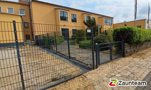 Doppelstabmatten schwer vorverzinkt und anthrazit beschichtet mit Pfosten 60 x 40 mit Abdeckleisten einbetoniert wurde in Lutherstadt Wittenberg von Zaunteam Fläming, Coswig im Jahr 2023 erstellt.
