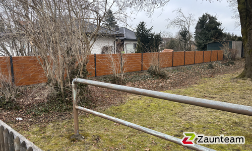Alu Systemprofil anthrazit mit Aluminiumpfosten vierkant 60 x 60 mm einbetoniert wurde in Augsburg von Zaunteam Schwaben-Nord, Todtenweis im Jahr 2025 erstellt.
