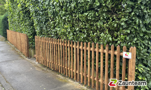 Palisaden mit Lärchenkantpfosten braun wurde in Gelnhausen Hailer von Zaunteam Main-Kinzig, Langenselbold im Jahr 2025 erstellt.