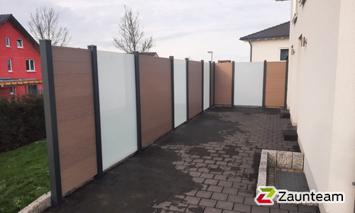 Alu Varioprofil Sonderfüllung mit Aluminiumpfosten vierkant 85 x 85 mm einbetoniert wurde in Pforzheim von Zaunteam Pforzheim, Neuhausen im Jahr 2021 erstellt.