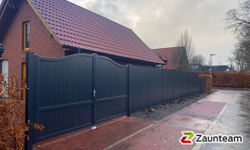 Aluminium Sichtschutztor 2-flüglig wurde in Neumarkhausen von Zaunteam Emsland, Rastdorf im Jahr 2024 erstellt.