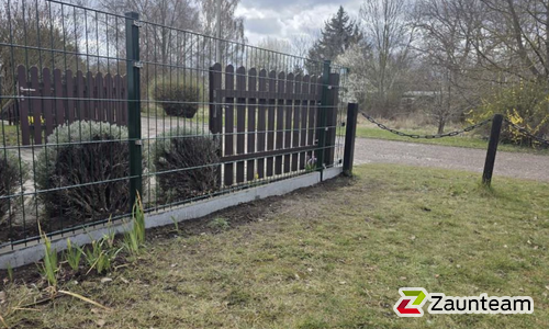 Doppelstabmatten leicht vorverzinkt und grün beschichtet mit Pfosten Vario einbetoniert wurde in Seegebiet Mansfelder Land von Zaunteam Halle, Halle im Jahr 2026 erstellt.