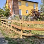 Ranchzaun (ungesäumte Bretter) mit Tannenpfosten zylindrisch grün wurde in Ober-Ramstadt von Zaunteam Bergstraße-Ried, Lorsch im Jahr 2026 erstellt.