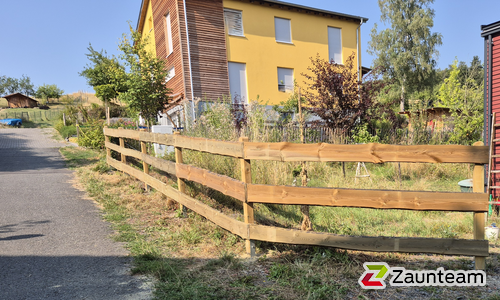 Ranchzaun (ungesäumte Bretter) mit Tannenpfosten zylindrisch grün wurde in Ober-Ramstadt von Zaunteam Bergstraße-Ried, Lorsch im Jahr 2026 erstellt.