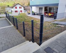 Doppelstabmatten leicht feuerverzinkt und anthrazit beschichtet mit Pfosten 60 x 40 mit Abdeckleisten einbetoniert wurde in Oberbipp von Zaunteam Mittelland, Bützberg im Jahr 2026 erstellt.