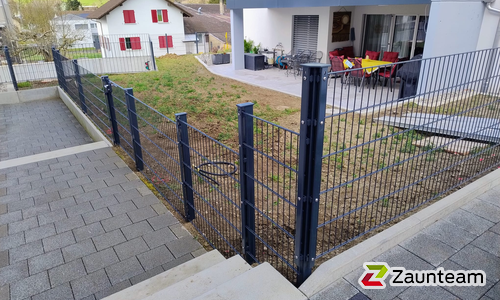 Doppelstabmatten leicht feuerverzinkt und anthrazit beschichtet mit Pfosten 60 x 40 mit Abdeckleisten einbetoniert wurde in Oberbipp von Zaunteam Mittelland, Bützberg im Jahr 2026 erstellt.