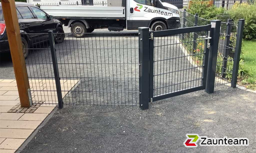 Doppelstabmatten leicht vorverzinkt und anthrazit beschichtet mit Pfosten Vario einbetoniert wurde in Markkleeberg von Zaunteam Leipzig, Leipzig im Jahr 2023 erstellt.